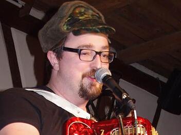 Der Musikkabarettist Helmut Binser begeisterte am Donnerstag mit seinem Bühnenprogramm "Der Junge mit der Harmonika" im Kronacher Café Kitsch. Foto: Heike Schülein