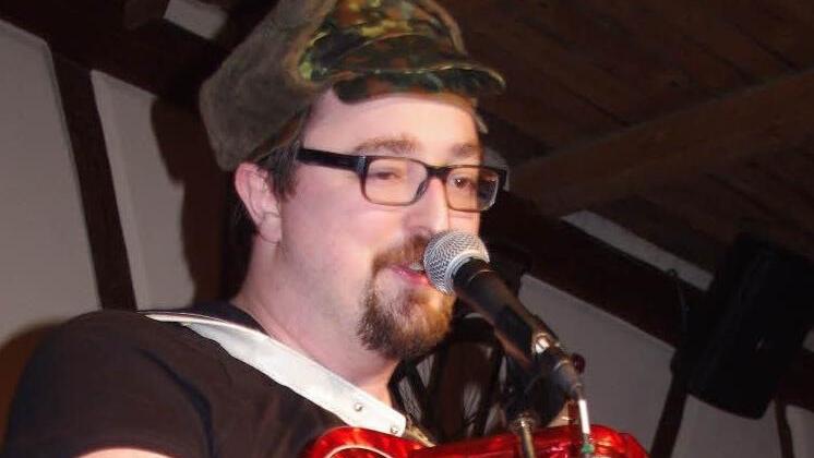 Der Musikkabarettist Helmut Binser begeisterte am Donnerstag mit seinem Bühnenprogramm "Der Junge mit der Harmonika" im Kronacher Café Kitsch. Foto: Heike Schülein