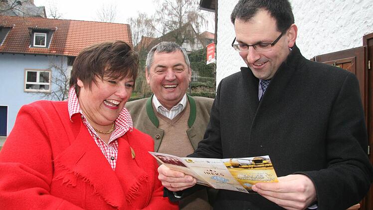 Andrea Schübel, Erhard Hildner vom Braugerstenverband und CSU-Landtagsabgeordneter Martin Schöffel besiegeln die Genusspartnerschaft.