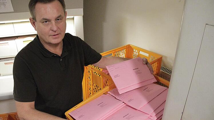 Peter Walda mit den begehrten Briefwahlunterlagen. Fotos: Hofbauer