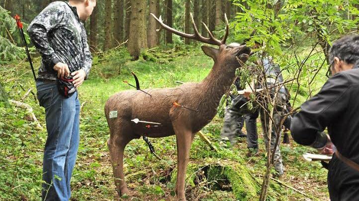 Treffer prüfen, in die Schießkarte eintragen und Pfeile suchen - dann geht's für die Teilnehmer zur nächsten Station.