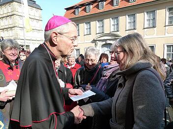 Etwa 80 Frauen namens Kunigunde gratulierte Erzbischof Ludwig Schick mit einem Händedruck und kleinen Geschenk zum Namenstag.Foto: Marion Krüger-Hundrup