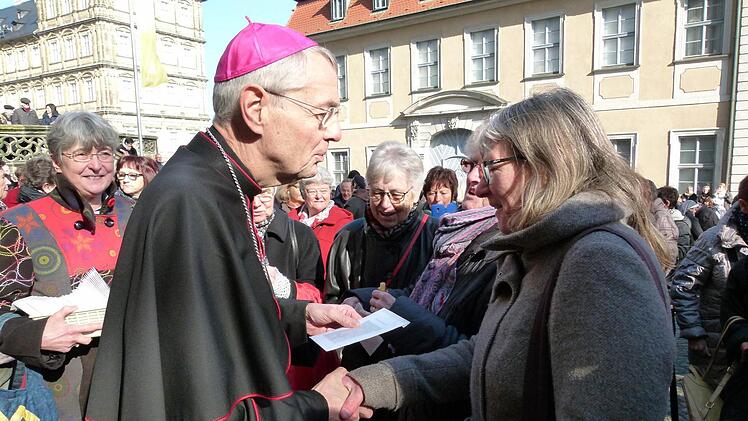 Etwa 80 Frauen namens Kunigunde gratulierte Erzbischof Ludwig Schick mit einem Händedruck und kleinen Geschenk zum Namenstag.Foto: Marion Krüger-Hundrup