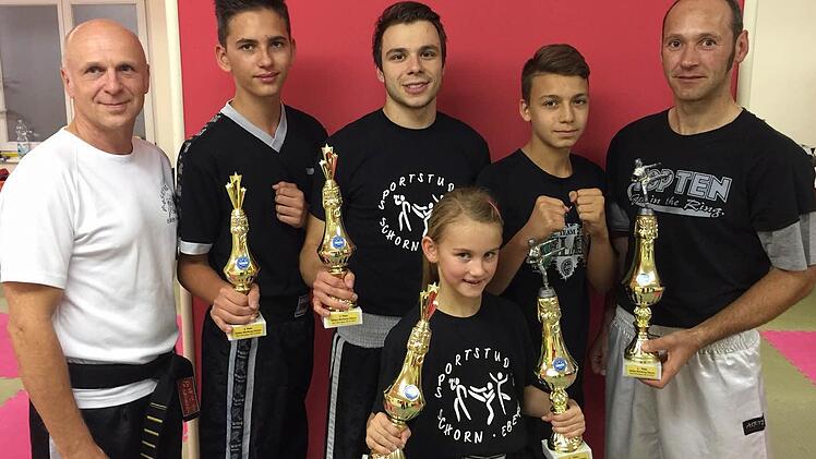 Die erfolgreichen Eberner Kickboxer, von links Trainer Jürgen Schorn, Leonard Müller, Vincent Schorn, Jule Greul, Darius Strätz und Stefan Güßbacher.