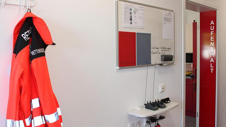 Hell und freundlich auch der Flur der neuen Rettungswache Foto: Popp