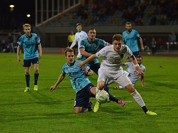 Gleich ist der Ball im Tor: Florian Pieper (wei&szlig;) trifft zum 1:1 f&uuml;r den FC 05 Schweinfurt - doch mehr sollte trotz furioser Schlussphase nicht mehr herausspringen. Sebastian Enderle ist in dieser Szene geschlagen, nahm aber mit Illertissen am Ende nicht unverdient den Punkt aus Schweinfurt mit.Marion Wetterich
