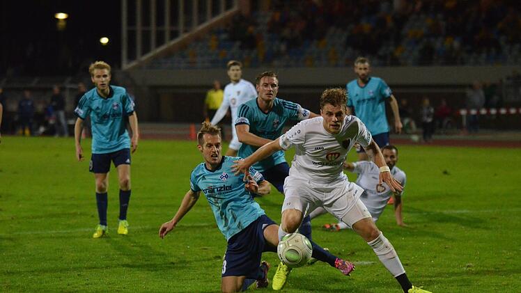 Gleich ist der Ball im Tor: Florian Pieper (wei&szlig;) trifft zum 1:1 f&uuml;r den FC 05 Schweinfurt - doch mehr sollte trotz furioser Schlussphase nicht mehr herausspringen. Sebastian Enderle ist in dieser Szene geschlagen, nahm aber mit Illertissen am Ende nicht unverdient den Punkt aus Schweinfurt mit.Marion Wetterich