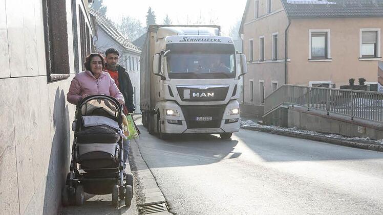 Fußgänger leben entlang der B 303 durch das Stadtsteinacher Ortszentrum gefährlich. Situationen wie diese sollen durch den Bau der Umgehungsstraße künftig verhindert werden. Foto: Archiv/Barbara Herbst