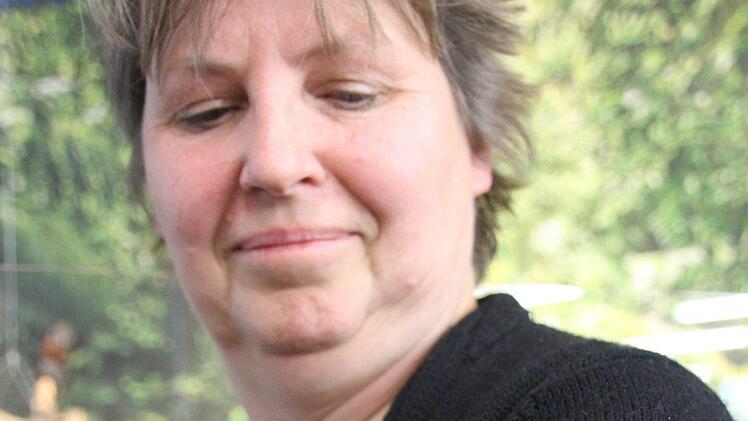Eine grüne Stabschrecke geht auf Susanne Scheers Pullover auf Erkundungstour.
