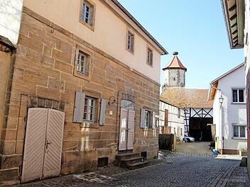 Ein ruhiger Winkel gleich neben dem Kommunbrauhaus und der Alten Schmiede - dies wissen die Besucher von Seßlach zu schätzen.  Foto: B. Knauth