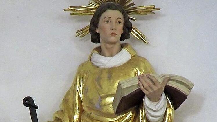 So wie hier in Aisch wird Laurentius meistens dargestellt: als junger Diakon, mit einer Dalmatika bekleidet, bartlos und barhäuptig. Als wichtigstes individuelles Attribut hält er einen Rost in Händen, das Symbol seines Martyriums.