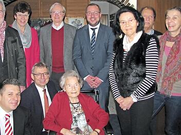 Glückwünsche gab es zum 105. Geburtstag von Elfriede Kittel. Es gratulierten (von links) Herbert Müller (SPD Coburg/Land), Carsten Höllein, Susann Biedefeld, Bürgermeister Wolfgang Bauersachs, Heinz Köhler, Landrat Sebastian Straubel, Heidi Schunk, Karl-Heinz Buchner und Anne Braunschweig-Gorny.  Foto: Martin Koch
