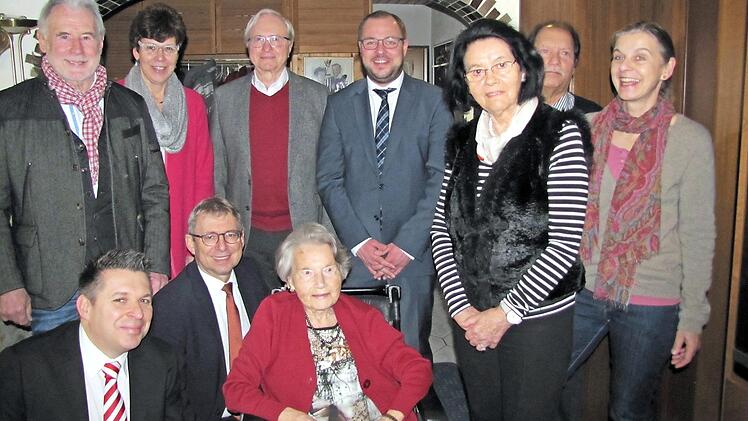 Glückwünsche gab es zum 105. Geburtstag von Elfriede Kittel. Es gratulierten (von links) Herbert Müller (SPD Coburg/Land), Carsten Höllein, Susann Biedefeld, Bürgermeister Wolfgang Bauersachs, Heinz Köhler, Landrat Sebastian Straubel, Heidi Schunk, Karl-Heinz Buchner und Anne Braunschweig-Gorny.  Foto: Martin Koch