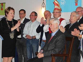 Walter Schöpfner, umringt von den Vorständen seiner Vereine Foto: Ulrike Müller
