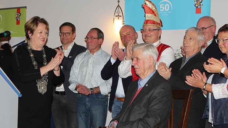 Walter Schöpfner, umringt von den Vorständen seiner Vereine Foto: Ulrike Müller
