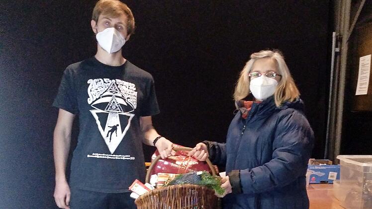 Mitarbeiter der Wärmehalle und Michaela Atzler, St. Peter und Paul, mit einem kleinen Teil der Geschenke.