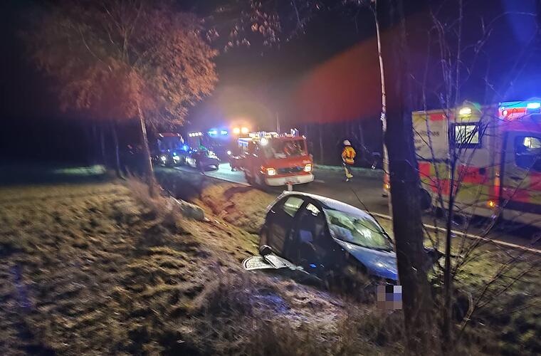 B303 bei Tambach: Schwerer Unfall führt zu Vollsperrung - Feuerwehr birgt 73-Jährige aus Auto