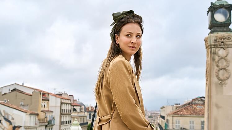 In der Miniserie "Vanished" sucht Alice (Kaley Cuoco) nach Tom, der pl&ouml;tzlich spurlos verschwunden ist. Die Serie ist ab Freitag, 13. M&auml;rz in der ARD-Mediathek verf&uuml;gbar.