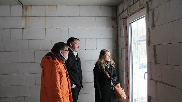 Besichtigung der Baustelle: Pfarrer Ullrich Willmer, Stadtrat Thomas Nowak (SPD), Citymanagerin Annette Kolb.