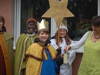 In der Gemeinde Ahorn sind über 40 Kinder und Jugendliche als Sternsinger von Haus zu Haus gezogen, um Geld für Tansania zu sammeln. Von links: Janick Brackmann, Lena Dejosez, Katja Heusinger von Waldegge, Jonathan Brackmann und Brigitte Sölch. Foto: Gabi Arnold