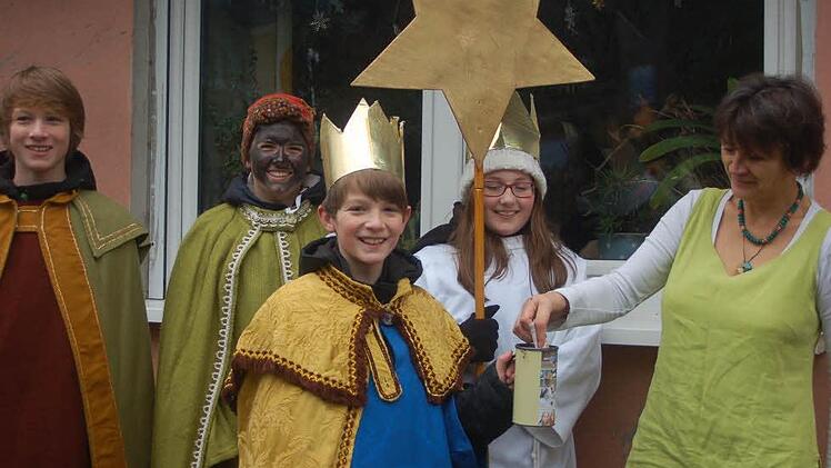 In der Gemeinde Ahorn sind über 40 Kinder und Jugendliche als Sternsinger von Haus zu Haus gezogen, um Geld für Tansania zu sammeln. Von links: Janick Brackmann, Lena Dejosez, Katja Heusinger von Waldegge, Jonathan Brackmann und Brigitte Sölch. Foto: Gabi Arnold