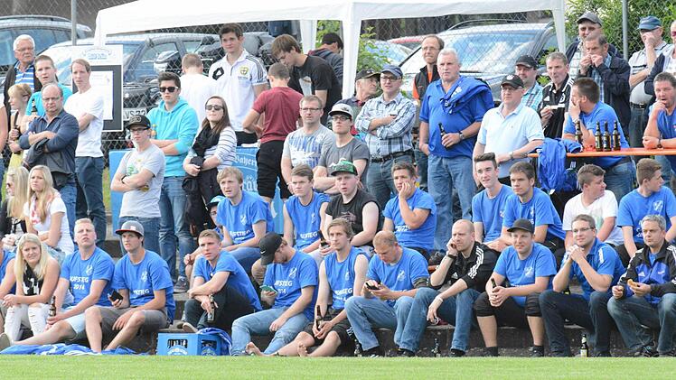 Bestens war die Stimmung in Thulba beim Spiel des SV Machtilshausen gegen den TSV Stangenroth. Foto: ssp