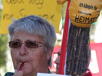 Mit harten Bandagen für die Heimat: Anita Göbel aus Kaisten, Gemeinde Wasserlosen, mischt bei den Demos gegen die Stromtrasse SuedLink mit, zum Beispiel bei der Kundgebung in Bad Brückenau. Foto: Ulrike Müller