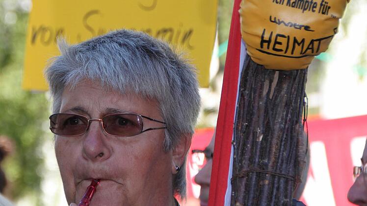 Mit harten Bandagen für die Heimat: Anita Göbel aus Kaisten, Gemeinde Wasserlosen, mischt bei den Demos gegen die Stromtrasse SuedLink mit, zum Beispiel bei der Kundgebung in Bad Brückenau. Foto: Ulrike Müller