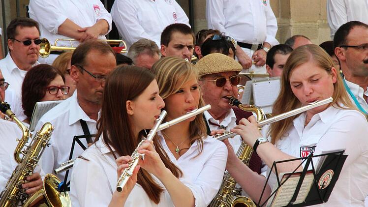 Impressionen vom Großkonzert auf dem Coburger Albertsplatz.Foto: Jochen Berger