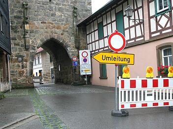 Das Holztor im Hattersdorfer Torturm wurde durch einen Unfall zerstört. Heuer erlauben die Finanzen der Stadt eine Reparatur. Foto: CT-Archiv
