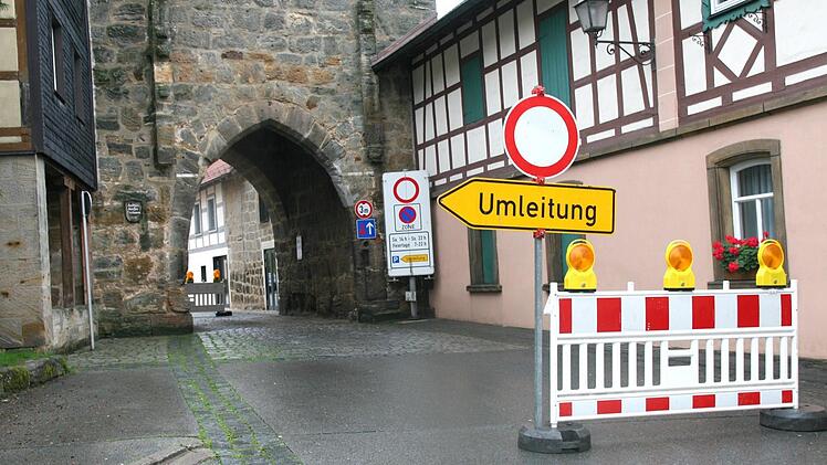 Das Holztor im Hattersdorfer Torturm wurde durch einen Unfall zerstört. Heuer erlauben die Finanzen der Stadt eine Reparatur. Foto: CT-Archiv