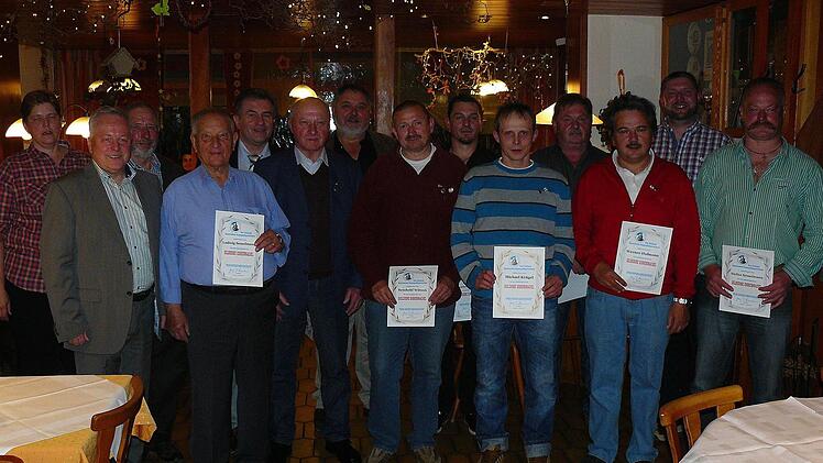 Fünf Züchter wurden für 20-jährige Verbandszugehörigkeit mit der Ehrennadel der bayerischen Rassegeflügelzucht in Gold bedacht.