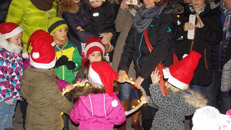 Der Kindergarten St. Pancratius Steinberg stimmte mit winterlichen Liedern und Tänzen auf die Adventszeit ein. Foto: Heike Schülein