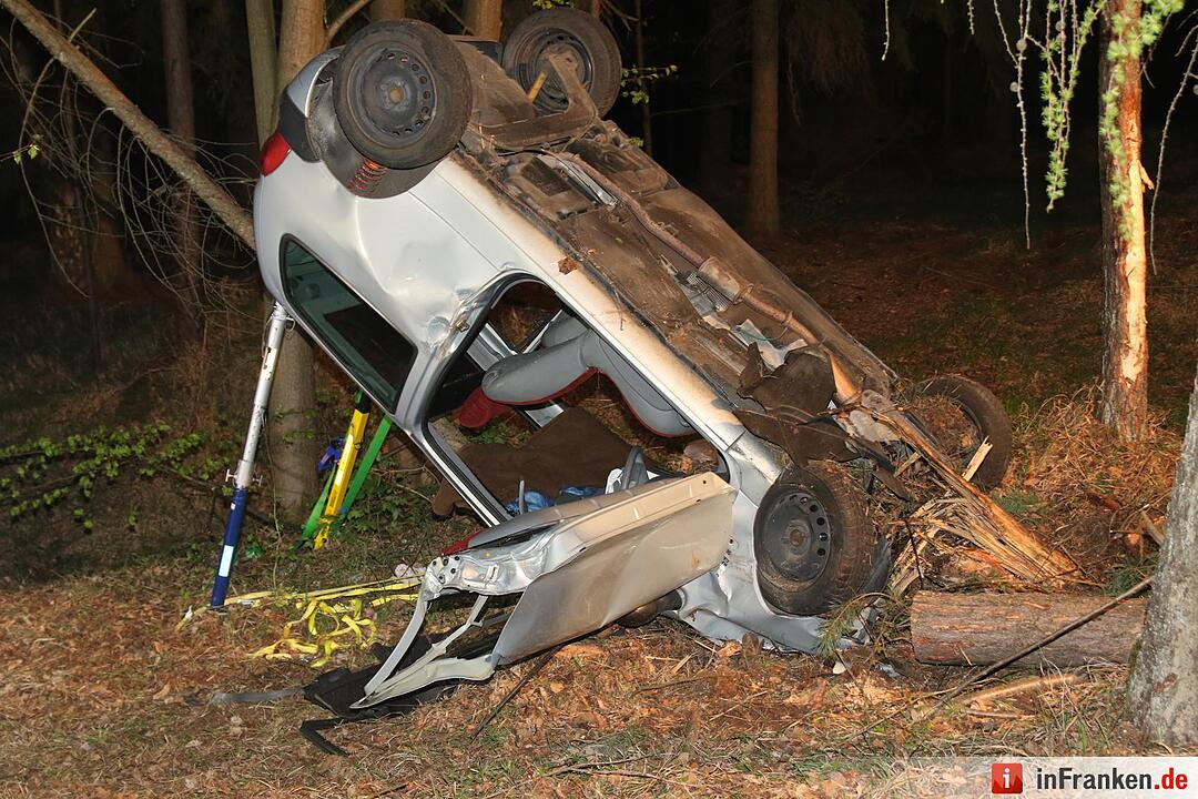 Auto kommt von B303 ab und landet zwischen Bäumen