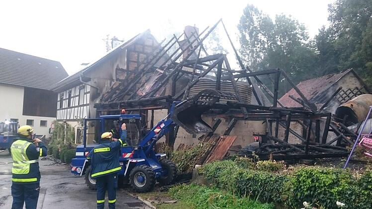 Das völlig ausgebrannte Skellett der Scheune im Bad Rodacher Stadtteil Oettingshausen. Foto: Berthold Köhler