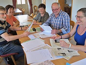 Der Arbeitskreis "Gleusdorfer Heimatgespräche" bei der Auftaktversammlung und Sichtung von Unterlagen mit (von links) Werner Weber, Isolde Weber, Ortsbäuerin Henriette Schaad, Erich Süppel und Ulrike GrohAdelheid Waschka