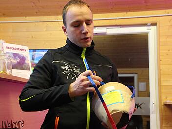 Zwei Kugelbomben, ähnlich wie diese in den Händen des ausgebildeten Pyrotechnikers Christian Müller, hatte einer der Angeklagten im Internet bestellt.  Foto: Benedikt Borst