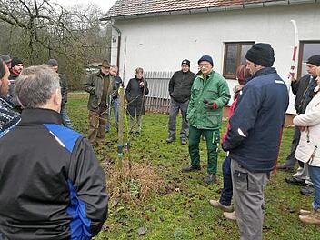 Edgar Brohm gab den Teilnehmern des Schnittkurses viele Tipps zur Obstbaumpflege.  Foto: OGV Ebern
