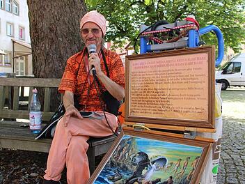 Bihari will die Menschen zum Frieden aufrufen. Seine Botschaft verbreitet der bekennende Hindu auch in der deutschen Provinz wie in Münnerstadt in diesen Tagen. Mit Mikrofon und kleiner Verstärkeranlage singt er das Mantra "Hare Krishna". Foto: Heike Beudert