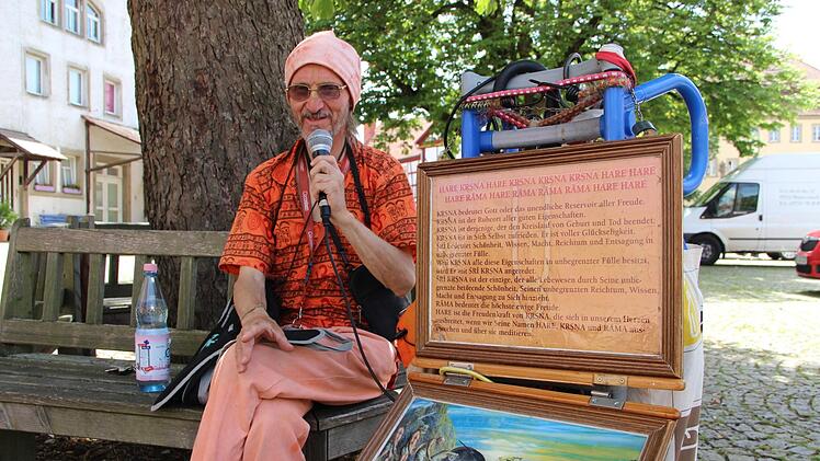 Bihari will die Menschen zum Frieden aufrufen. Seine Botschaft verbreitet der bekennende Hindu auch in der deutschen Provinz wie in Münnerstadt in diesen Tagen. Mit Mikrofon und kleiner Verstärkeranlage singt er das Mantra "Hare Krishna". Foto: Heike Beudert