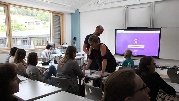 Arbeiten mit digitalen Tafeln: Die Lehrer bekamen Anfang der Woche eine Schulung. Foto: Ulrike Müller