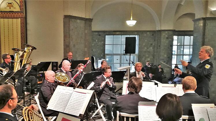 Das Bundespolizeiorchester München unter Leitung von Christian Lombardi gab nach der Vereidigung in der Wandelhalle noch ein öffentliches Konzert.Sigismund von Dobschütz