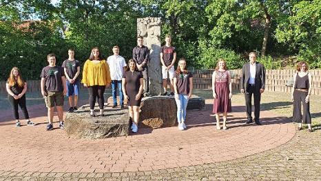 Abschlussschüler der neunten Klasse mit Klassenlehrer Ulrich Wich-Glasen Fotos: privat