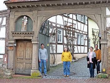 Dominik Lemmerich (von links), Sigrid Rodemer, Christina Holleber-Sobtzick und Markus Holleber am Torbogen im Eingangsbereich der Hausarztpraxis.