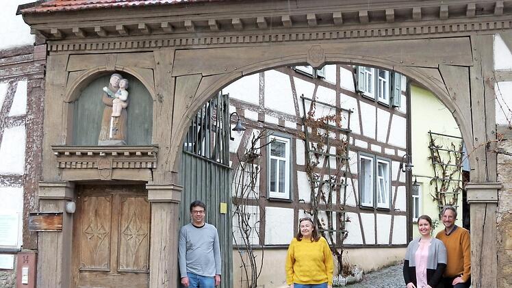 Dominik Lemmerich (von links), Sigrid Rodemer, Christina Holleber-Sobtzick und Markus Holleber am Torbogen im Eingangsbereich der Hausarztpraxis.