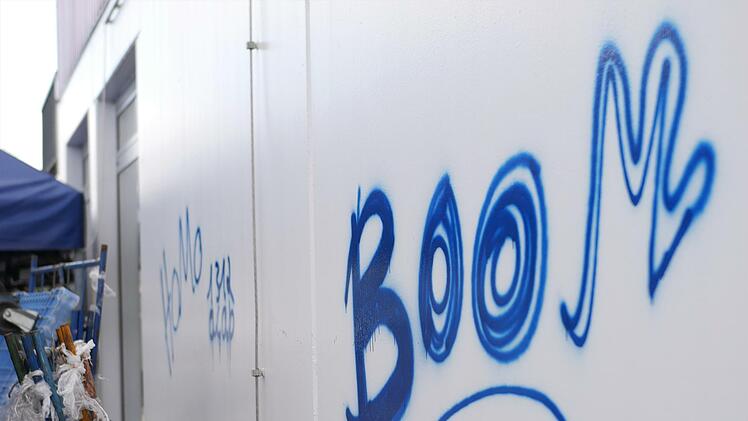 Auch die Tedi-Filiale "zieren" diverse Schriftzüge.