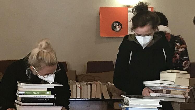 Jung und alt st&ouml;berte bei der Buchmesse.