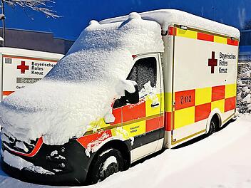 Teilweise mehr als 25 Zentimeter Schnee fielen in der Nacht zum Montag und tags&uuml;ber. Wie hier auf einem ausrangierten Rettungswagen in Ha&szlig;furt lagen die Schneemassen dick auf geparkten Fahrzeugen. Auf den Stra&szlig;en herrschten teilweise chaotische Ve...