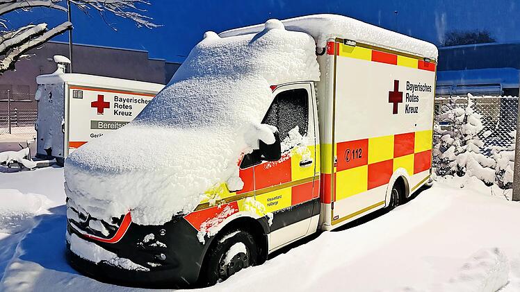 Teilweise mehr als 25 Zentimeter Schnee fielen in der Nacht zum Montag und tags&uuml;ber. Wie hier auf einem ausrangierten Rettungswagen in Ha&szlig;furt lagen die Schneemassen dick auf geparkten Fahrzeugen. Auf den Stra&szlig;en herrschten teilweise chaotische Ve...
