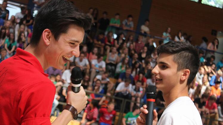 Wie Profi-Einheizer: Die beiden Moderatoren.